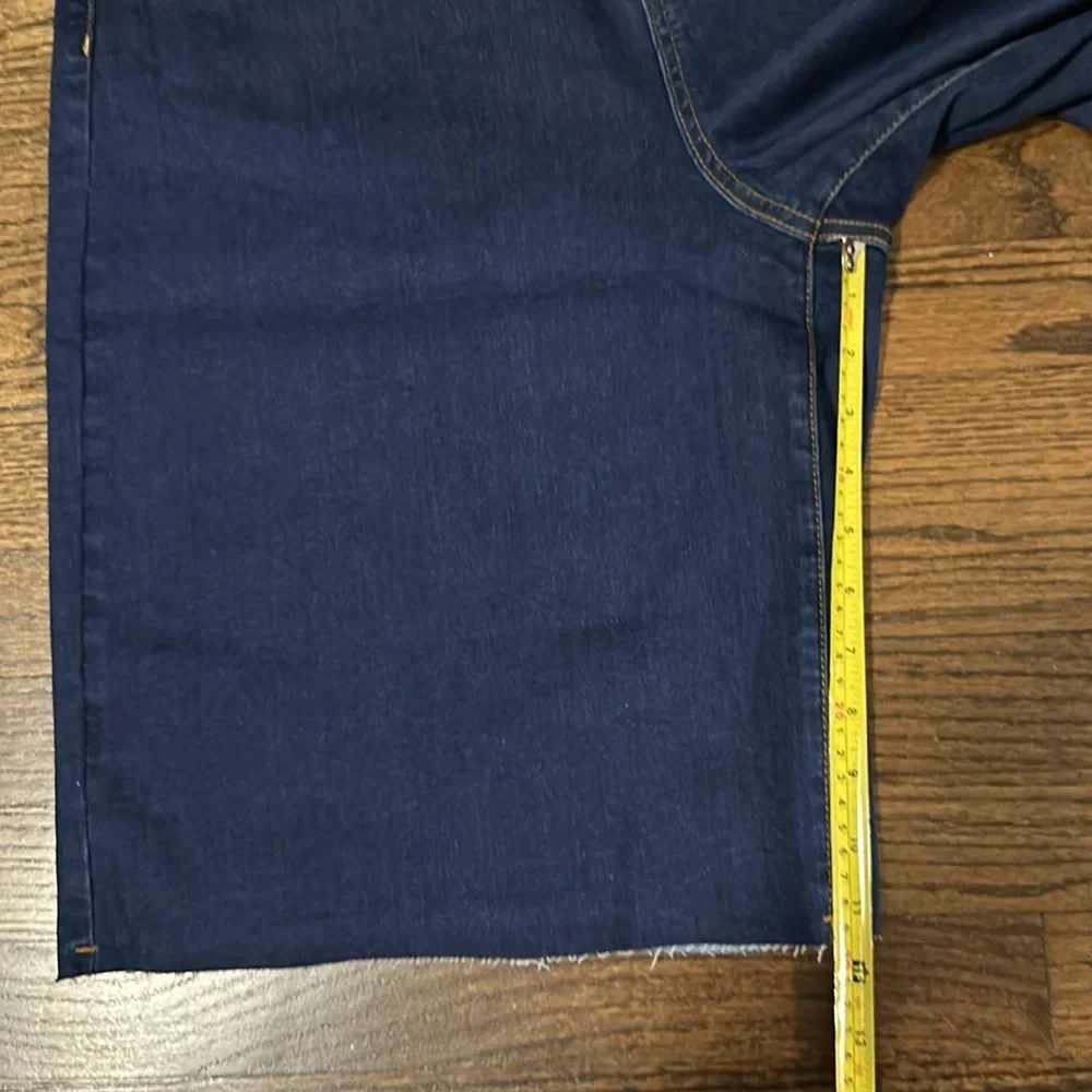 New York and Company Curvy Stretch High Rise 12-Inch Cut Off Blue Jean Shorts 16 - Picture 8 of 9